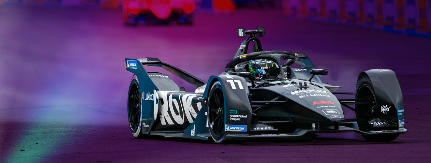 Un'auto durante una gara di Formula E