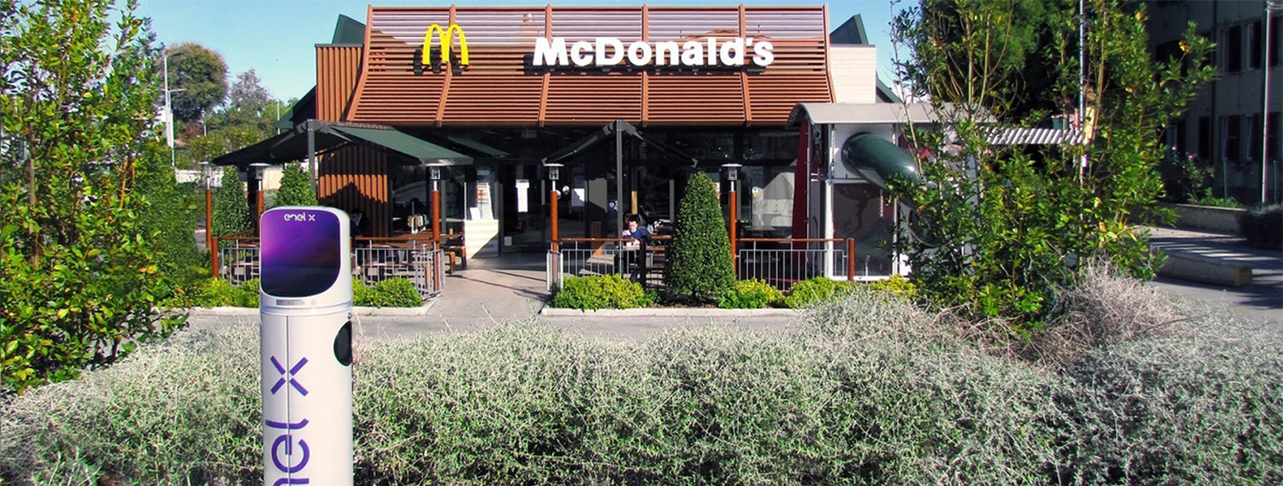 Una JuicePole di fronte ad un punto vendita McDonald’s