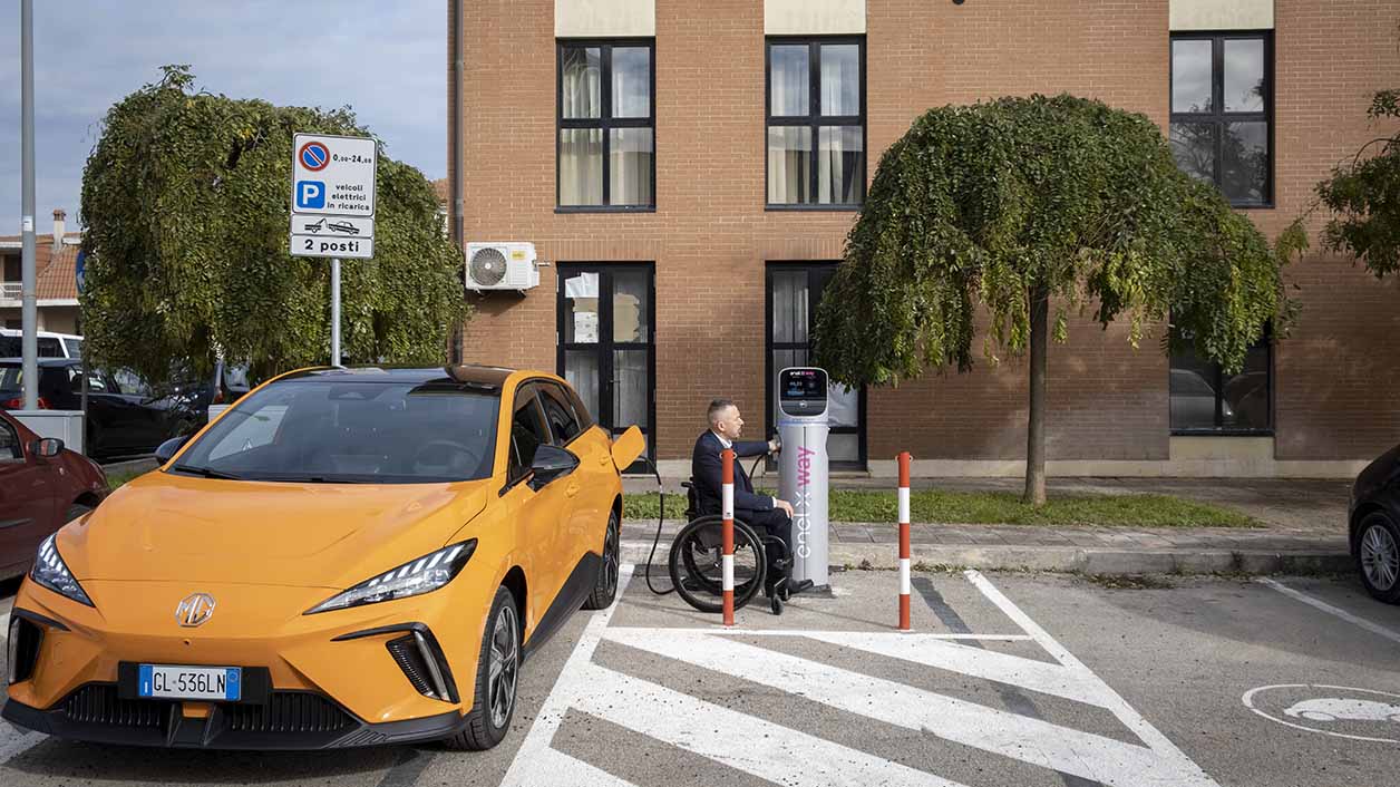 Coche eléctrico en carga