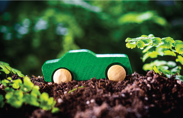 Un'automobile in legno verde poggiata su un prato
