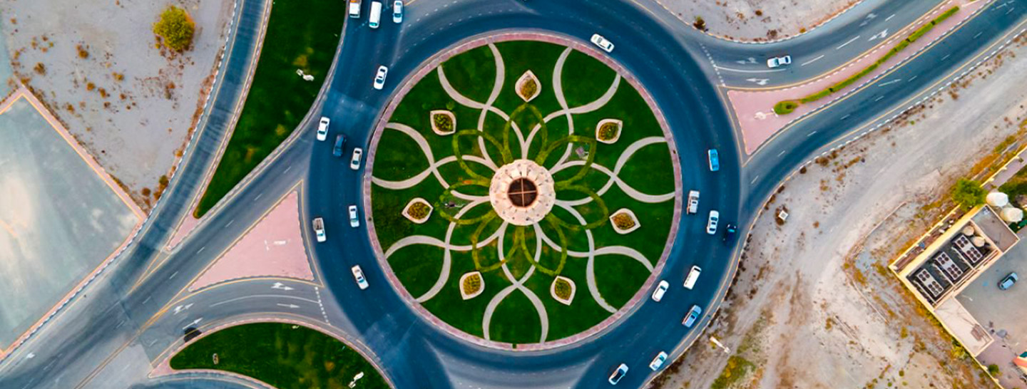 Rotonda con macchine vista dall'alto