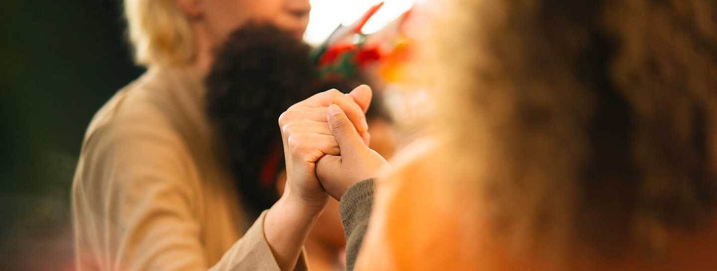 Mani di donne che si stringono