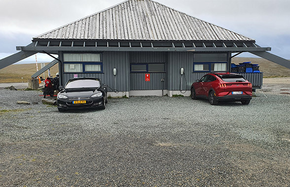 Ford Mustang e Tesla elettriche in carica a Capo Nord