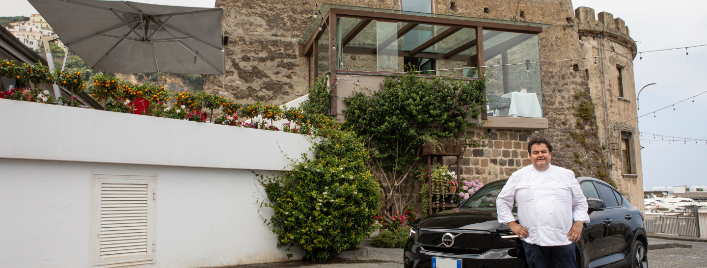 Esterno del Ristorante Torre del Saracino con lo Chef Gennaro Esposito accanto ad un'auto